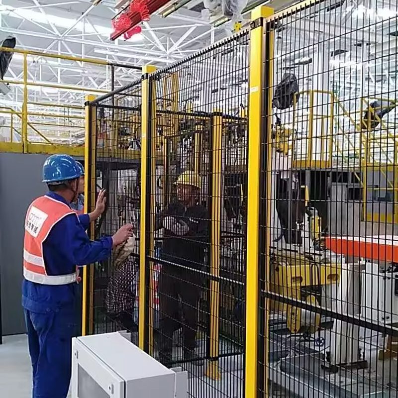 带推拉门车间隔离网 生产区域分区通行实景